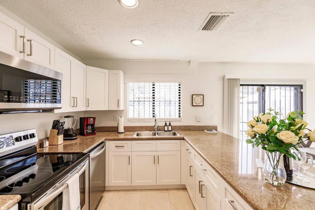 Oasis 7 Mins To Dolphin Mall Mia Ps4 Games Appartamento Miami