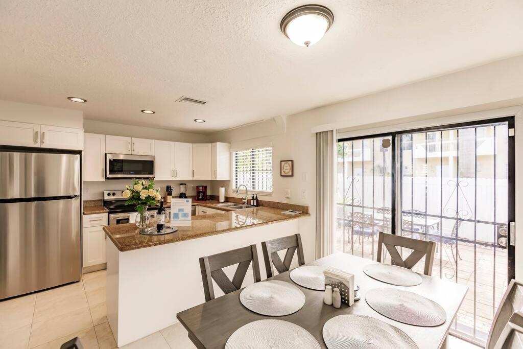 Oasis 7 Mins To Dolphin Mall Mia Ps4 Games Appartamento